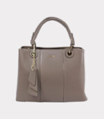 cartera-azul-con-dijes-de-biocuero-colgantes