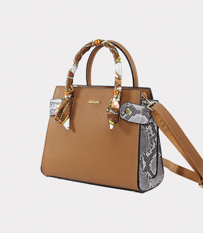 cartera camel con asa envuelta en pañuelo satinado